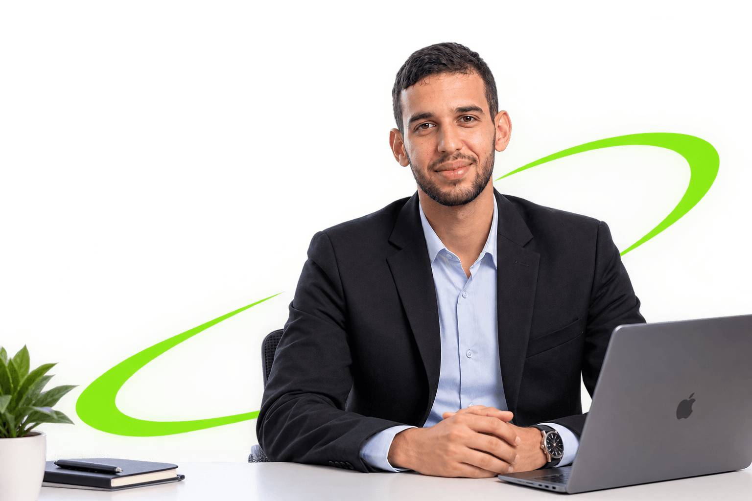 مستقل يبتسم على مكتبه بجانب حاسوب محمول